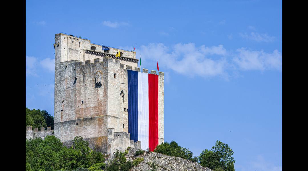 La Tour de Crest en bleu blanc rouge